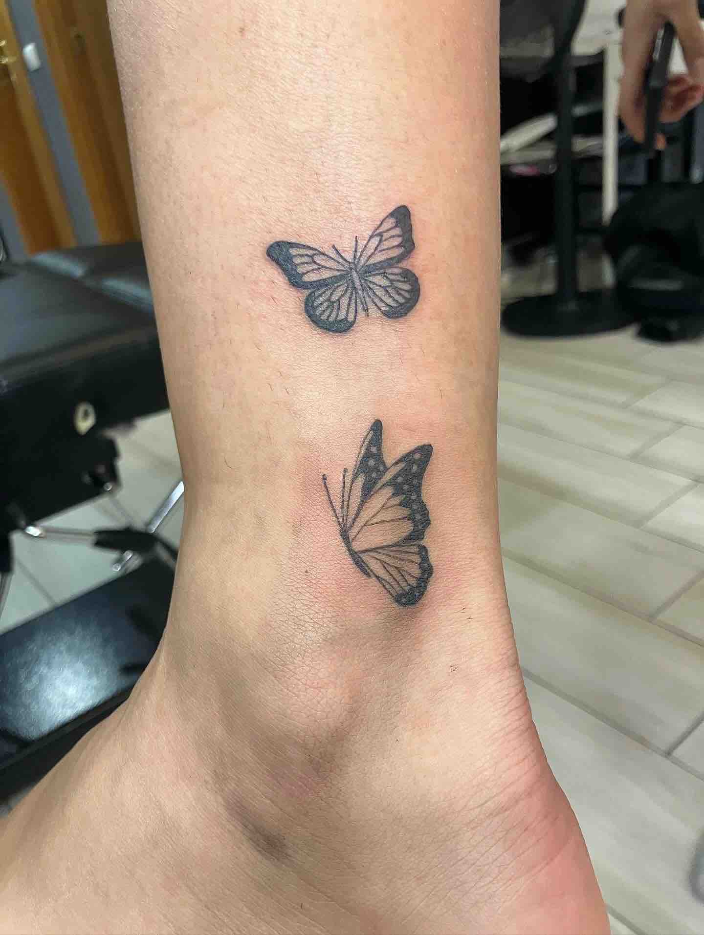 Tatouage papillon lignes fines